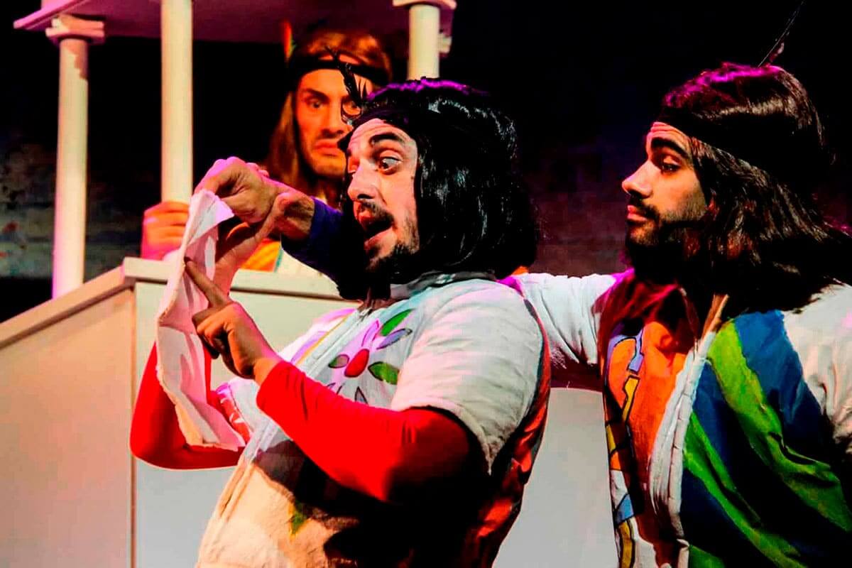 Felizardo, Simplício e Reginaldo na peça de teatro Leandro, Rei da Helíria um espetáculo da Cultural Kids