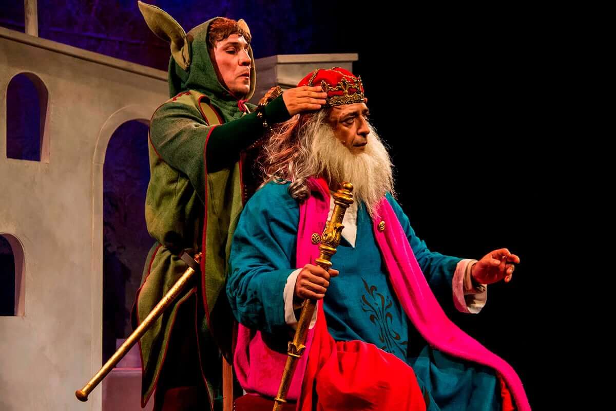 Rei Leandro e o seu Bobo na peça de teatro Leandro, Rei da Helíria um espetáculo da Cultural Kids